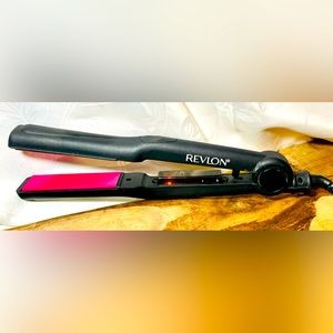 Excellent working condition “Revlon” 1” straightener